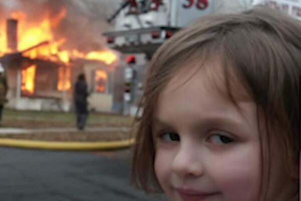 CELA PLANETA JE VIDELA SLIKU OVE DEVOJČICE PORED ZAPALJENE KUĆE: Danas je IZRASLA u ŽENU I PO, kakav ŠOK (FOTO)