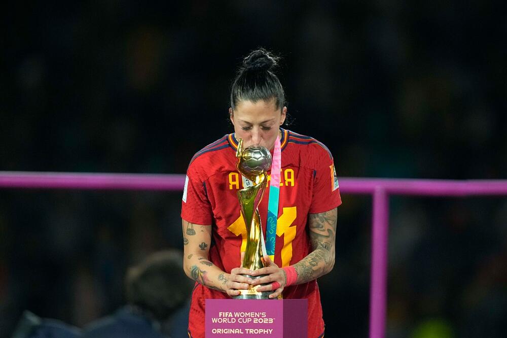 SKANDAL NA MUNDIJALU: Predsednik FS Španije poljubio fudbaleru u usta naočigled čitavog sveta! (VIDEO)