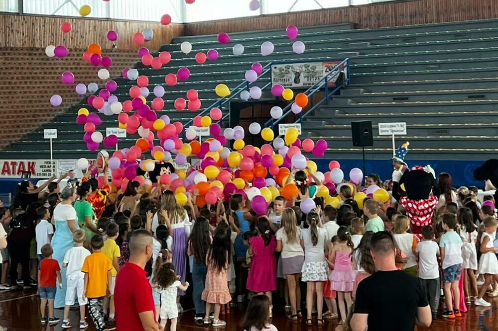 SVAKI ĐAK PRVAK DOBIO PO 10.000 DINARA: Poklon mališanima od Grada Jagodine