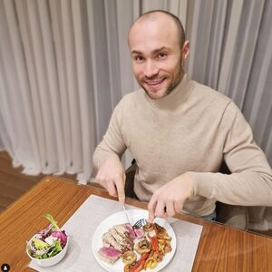 "NISAM MOGAO SEBI DA VEŽEM PERTLU": Jedan je od NAJZGODNIJIH, a nekad imao 128 kila! Smršao pa našao ženu