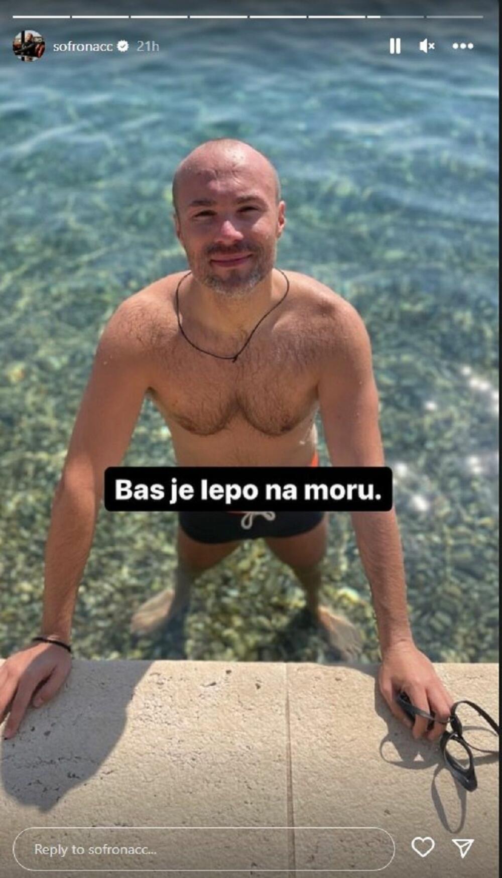 Harmonikaš zna da uživa!