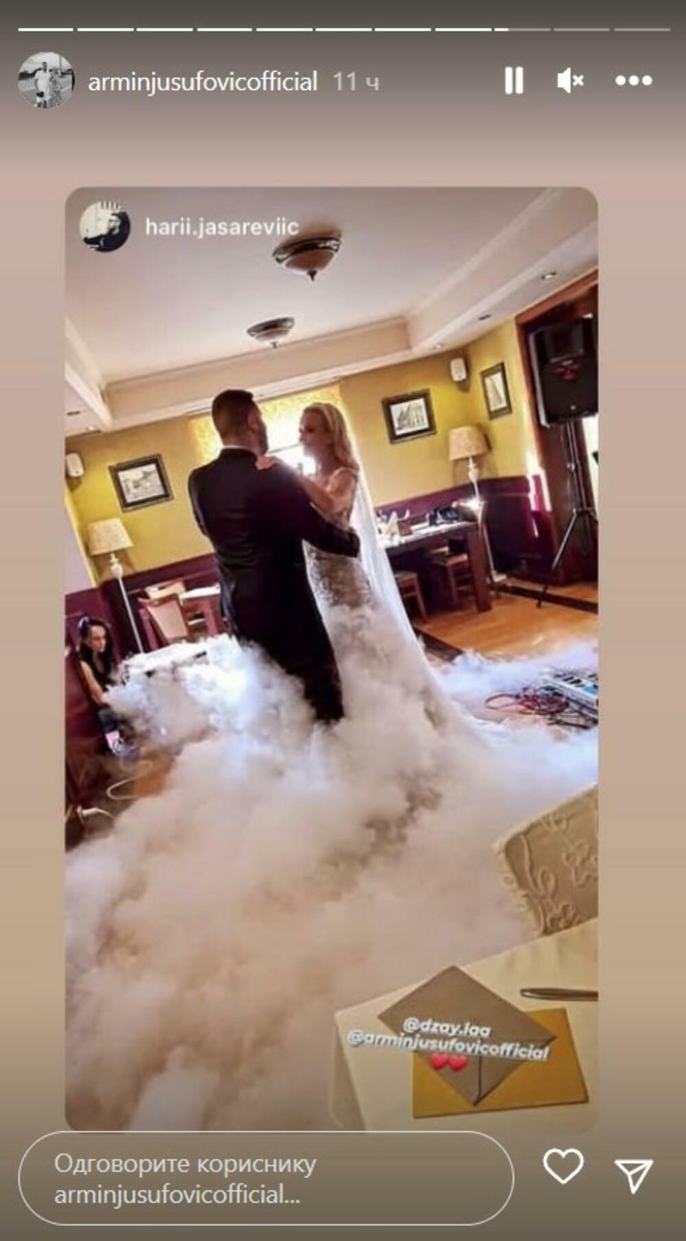 U prisustvu porodica i prijatelja, Armin i njegova izabranica juče su se venčali, nakon čega je svadbeno vesleje nastavljeno u jednom restoranu.