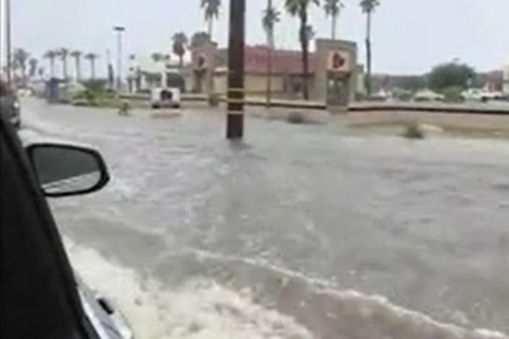 OLUJA HILARI NAPRAVILA OGROMNU ŠTETU U KALIFORNIJI: Ljudi se peli na drveće da bi se spasli