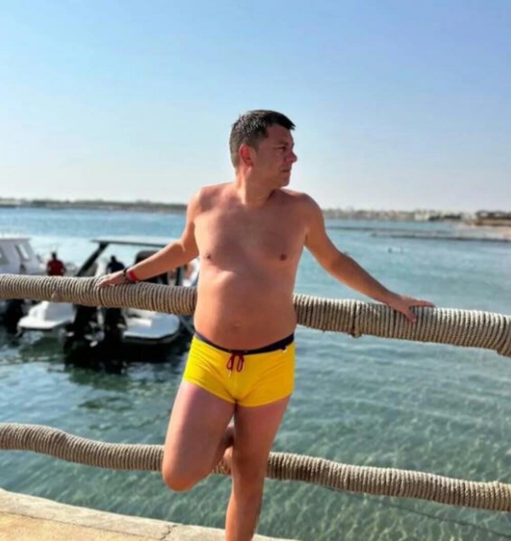 Pozirao je kao pravi dasa, sa pogledom u daljinu