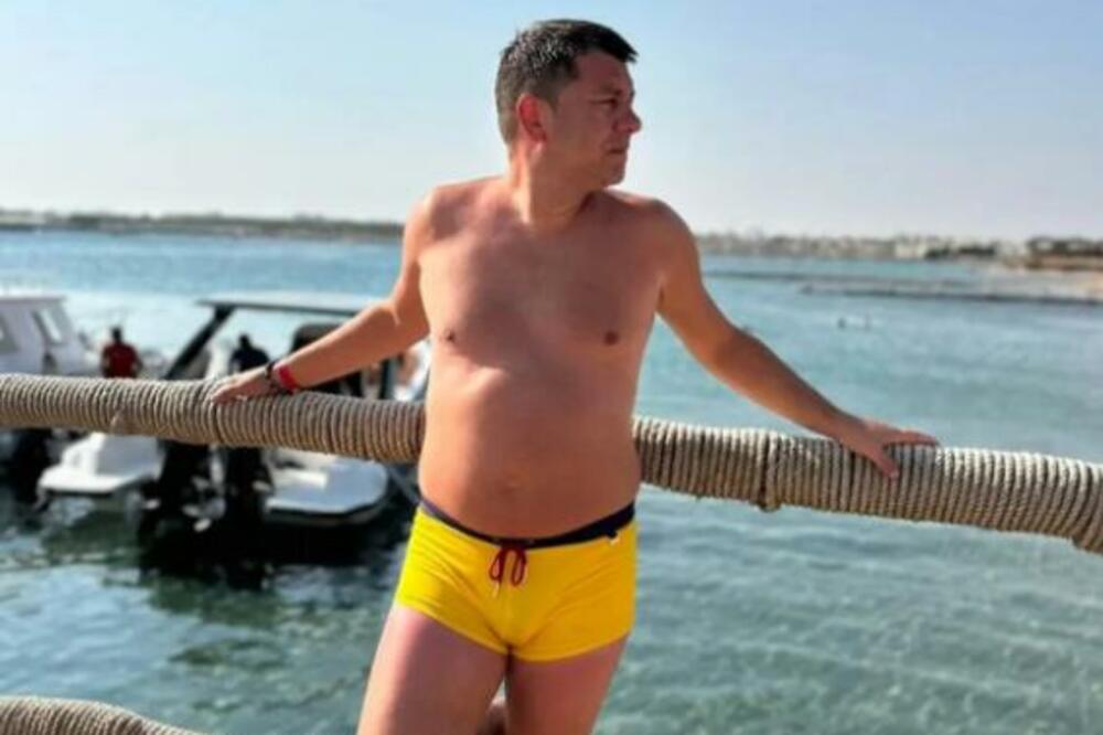 ISPLIVALA VRELA FOTKA IVANA MARINKOVIĆA: Pozirao u ŽUTIM GAĆICAMA, a ovaj deo će SVI ZUMIRATI