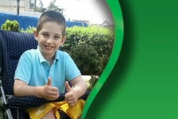 DIMITRIJE IMA RETKU BOLEST KOJA MU JE ZAHVATILA CELU KIČMU: Pomozimo ovom dečaku da PONOVO STANE NA SVOJE NOGE