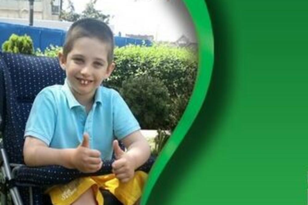 DIMITRIJE IMA RETKU BOLEST KOJA MU JE ZAHVATILA CELU KIČMU: Pomozimo ovom dečaku da PONOVO STANE NA SVOJE NOGE