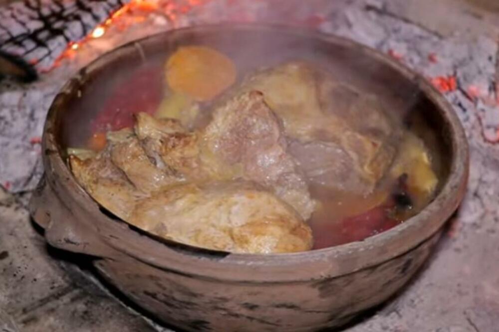 U SVINJETINU ISPOD SAČA DODAJTE OVO CRVENO POVRĆE I SVI ĆE VAS MOLITI ZA RECEPT: I sami ćete se sebi diviti