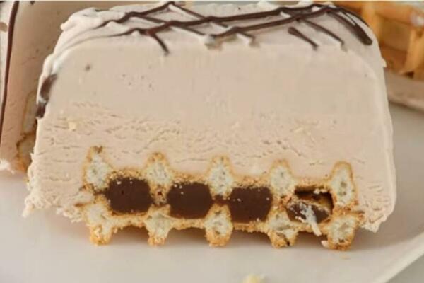 SUNCE PRŽI KAO DA JE AVGUST, VREME JE ZA OSVEŽENJE: Prevrnuta sladoled-torta je savršeno rešenje iz brojnih razloga