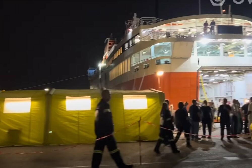 TRAGIČNI PRIZORI IZ GRČKE: Pacijenti leže na podu trajekta, zbog ogromnog požara evakuisana bolnica (VIDEO)