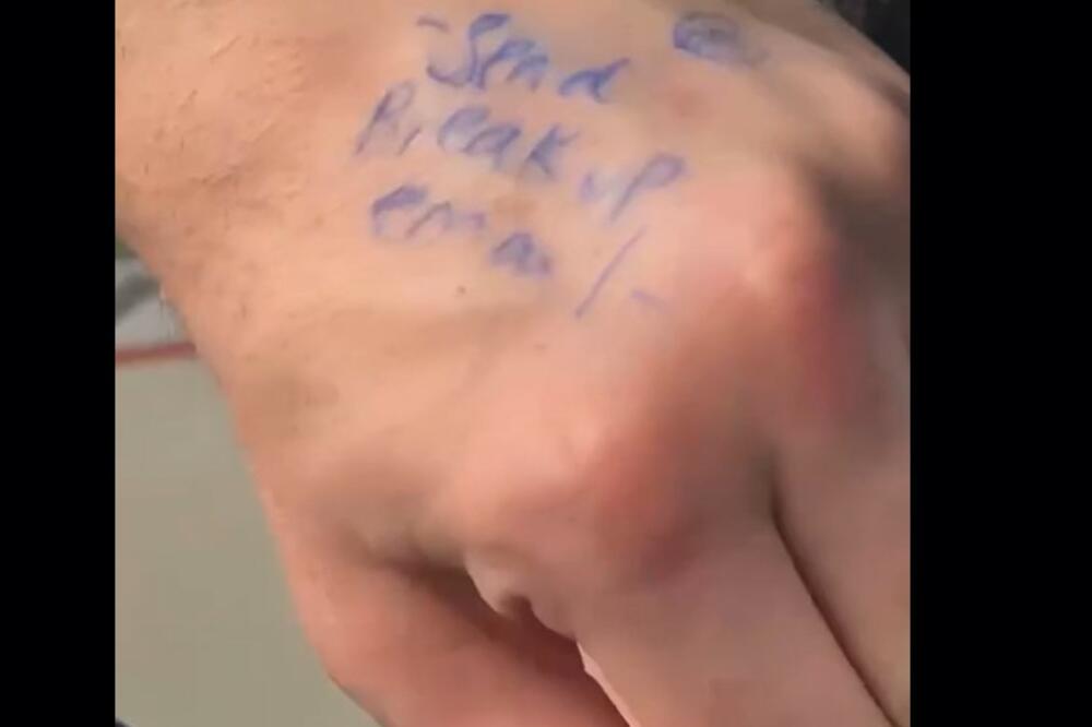 DEVOJKA ZANEMELA KAD JE VIDELA ŠTA JE MUŠKARAC U VOZU IMAO NAPISANO NA RUCI: Rečenica RAZBESNELA žene, evo i ZAŠTO