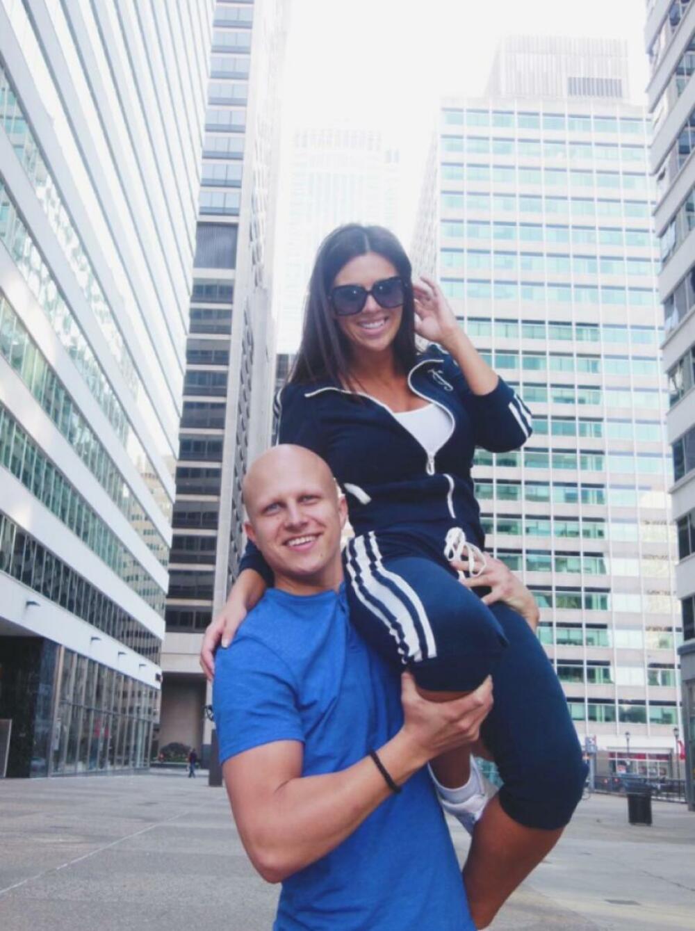 Za razliku od svoje sestre, ne voli javno eksponiranje i izabrao je potpuno drugačiji način života