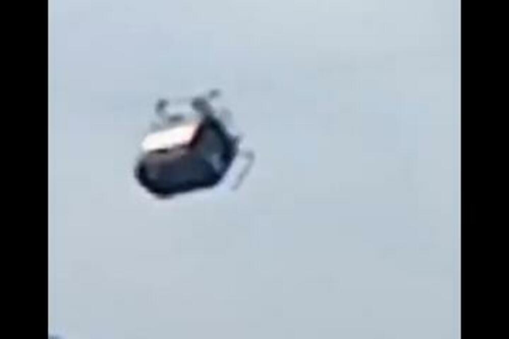 PRVI SNIMAK ŽIČARE KOJA VISI NA 400 METARA IZNAD PROVALIJE: U njoj je osmoro dece! (VIDEO)