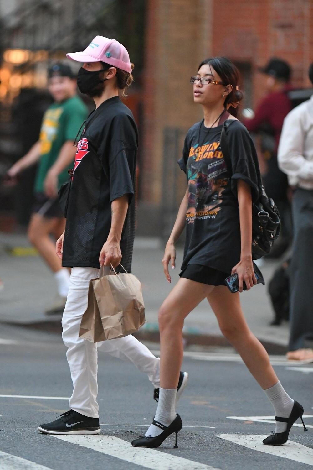 Svi se pitaju ko je lepotica koja ga je osvojila.