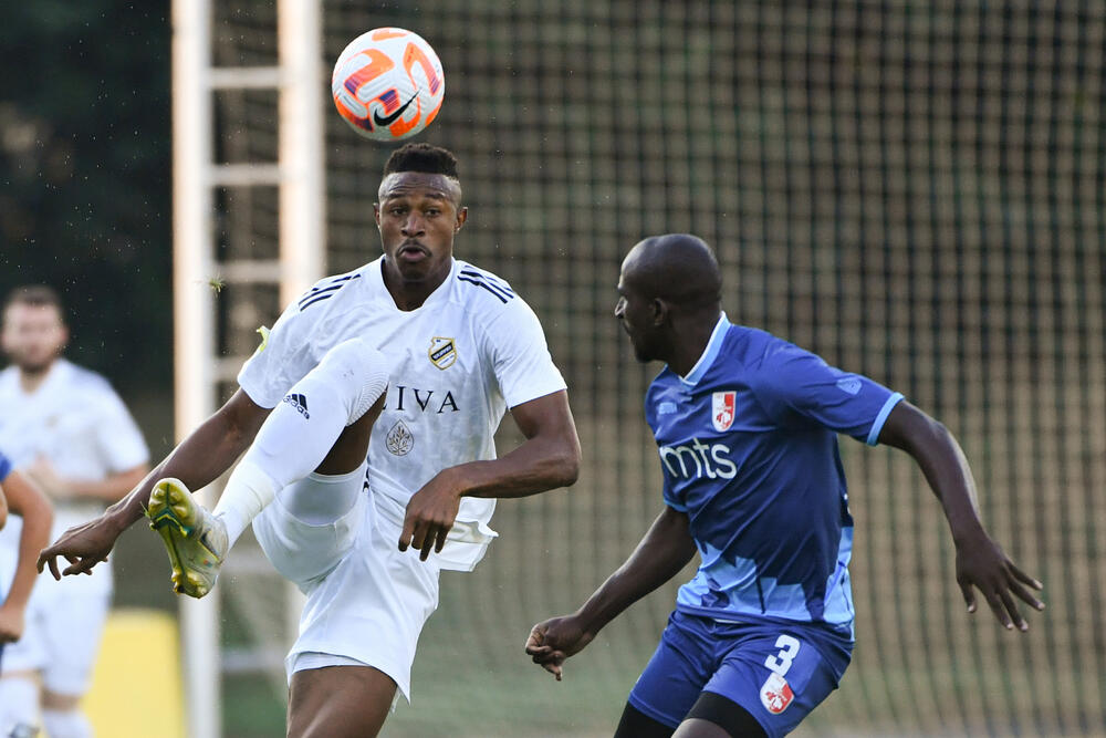 Mohamed Badamosi (levo) na utakmici Čukaričkog i niškog Radničkog