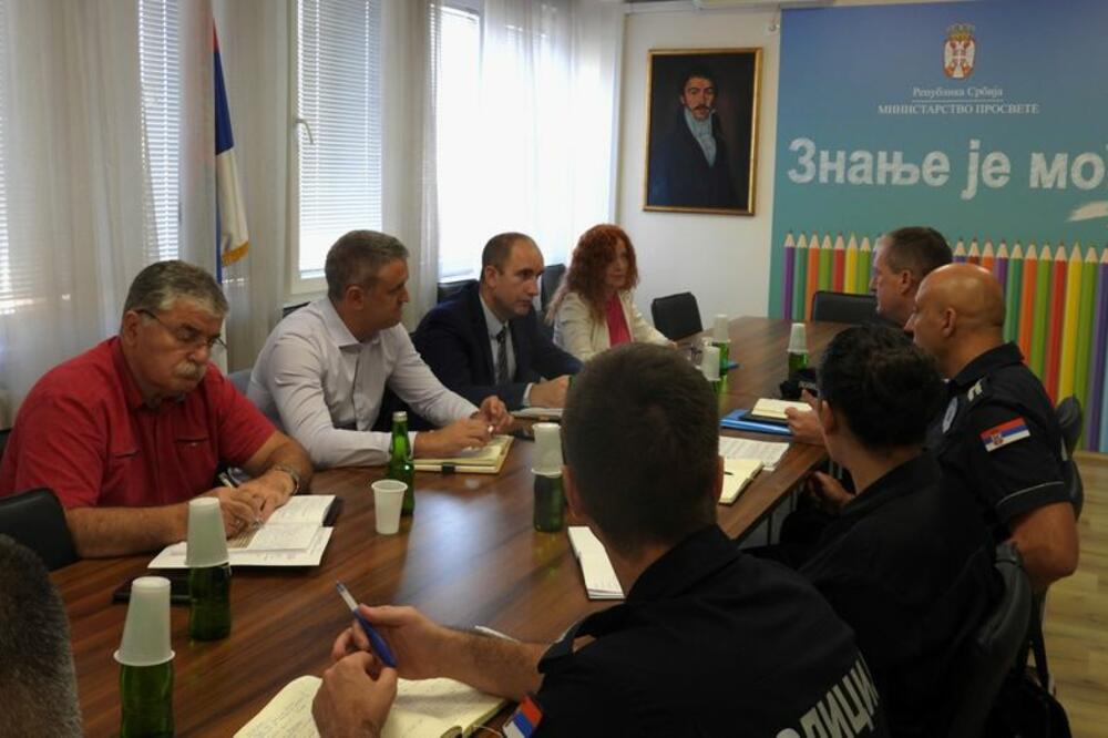 OD 1. SEPTEMBRA POLICIJA ĆE BITI U SVIM ŠKOLAMA: Sklopljen dogovor!