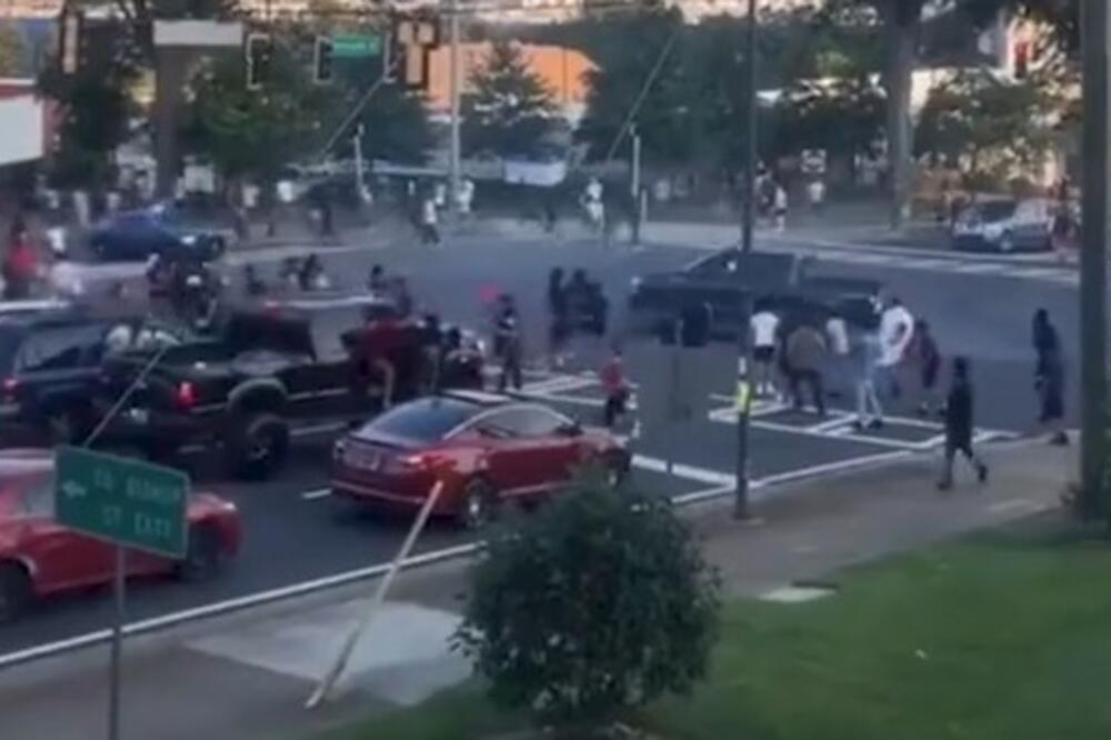 FILMSKA AKCIJA ZA POLUDELIM VOZAČEM: Pomahnitali muškarac KOSIO PEŠAKE dok ga je jurila policija! (VIDEO)