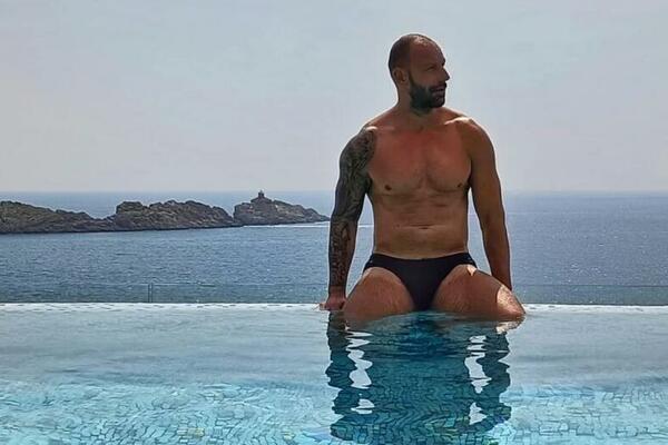 HRVATSKI POLITIČAR OBJAVIO GOLIŠAVE FOTOGRAFIJE, SRPKINJE POPADALE: Pokazao IZVAJANO TELO, pravi je MACAN (FOTO)