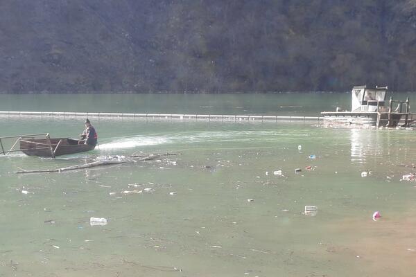 BEZ IMALO SRAMA BACIO DŽAKOVE SMEĆA U ZAPADNU MORAVU: Vozači šokirani, neviđena SRAMOTA! (VIDEO)