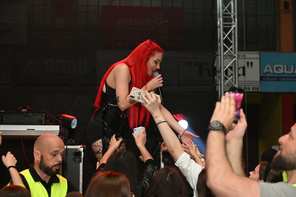 BRESKVICA GURNULA DEVOJKU SA BINE NASRED NASTUPA! Kamere snimile SRAMAN ČIN, zašto je OVO uradila? (VIDEO)