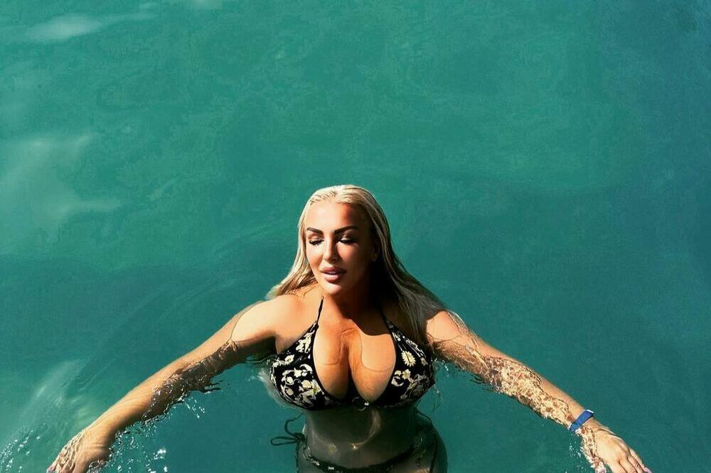 OVAKVE GRUDI NEMA NI JANA, NA PEVAČICI SVE PUCA: Ne može da OBUZDA poporsje, pokazala čime RASPOLAŽE,