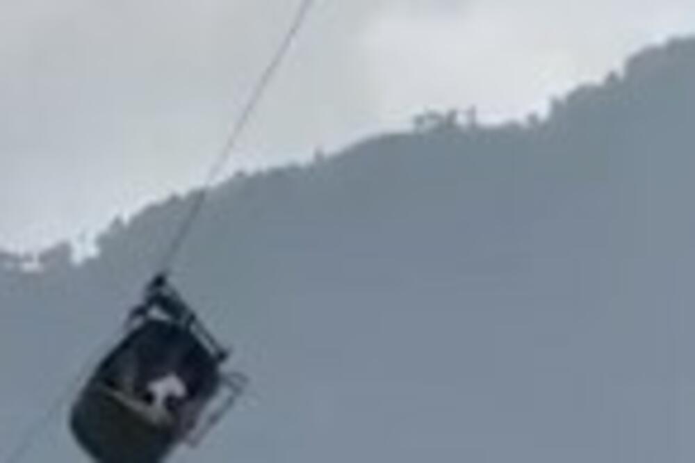 AGONIJA I DALJE TRAJE: Deca se bore za goli život zaglavljena na žičari, jedan dečak se onesvestio (VIDEO)