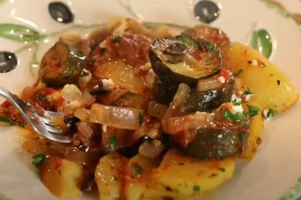 OVAKO GRCI PRAVE RUČAK OD TIKVICA, KROMPIRA I FETA SIRA: Ovo jelo najbolje PADA NA STOMAK po ovoj VRUĆINI (VIDEO)