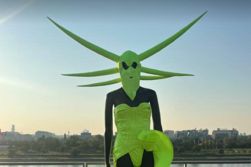 LUTKE OBUČENE KAO KARLEUŠA POREĐANE U REDU: BEOGRAĐANI u čudu zbog PRIZORA, Espreso na LICU MESTA (FOTO)