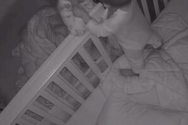 RODITELJI RAZDVOJILI BLIZANCE NA JEDAN DAN, A ONDA SE DESILO OVO: Prizor koji su kamere SNIMILE tera SUZE NA OČI