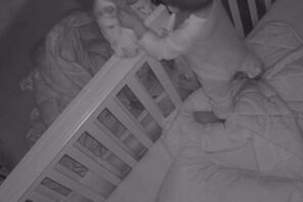 RODITELJI RAZDVOJILI BLIZANCE NA JEDAN DAN, A ONDA SE DESILO OVO: Prizor koji su kamere SNIMILE tera SUZE NA OČI