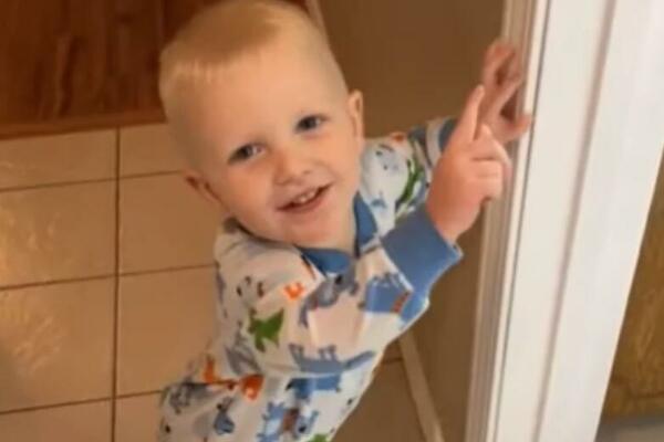 OVAJ SNIMAK LEDI KRV U ŽILAMA, DEČAK IDE I RAZGOVARA SA NEPOSTOJEĆOM OSOBOM: Stalno pokazuje na OVAJ DEO u KUĆI