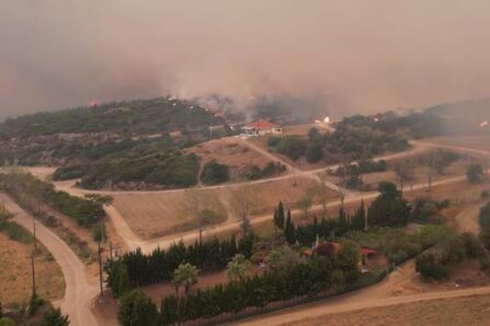 POŽARI SE NE SMIRUJU, PRONAĐENO 18 UGLJENISANIH TELA: Apokaliptične slike iz Grčke, strahuje se od STIHIJE (VIDEO)