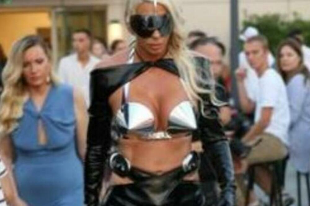 OVA ŽENA JE KARLEUŠI POSLE SMRTI MAJKE NAJVEĆA PODRŠKA: Pevačicina TETKA zablistala, LIČE kao jaje jajetu (FOTO)