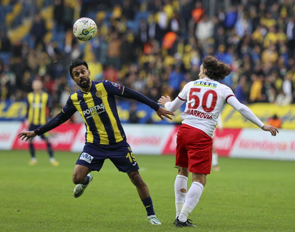 Gajas Zahid u duelu sa bivšim kapitenom Partizana Lazarom Markovićem