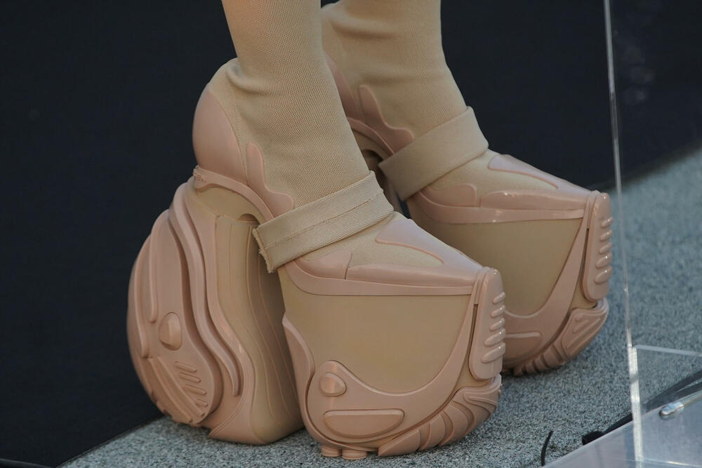 Džinovske čizme Jelene Karleuše