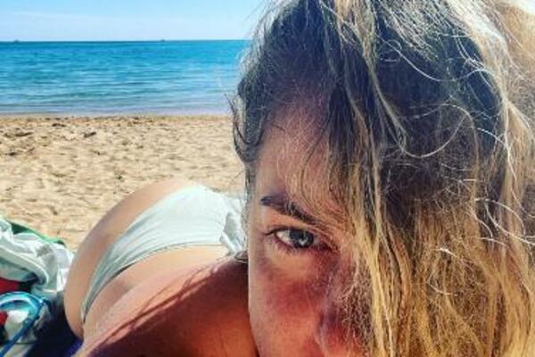 SRPSKA GLUMICA POKAZALA GOLU ZADNJICU NASRED PLAŽE: Zbog KRUPNIH KADROVA zamantati će vam se, ovo nije ZDRAVO(FOTO)