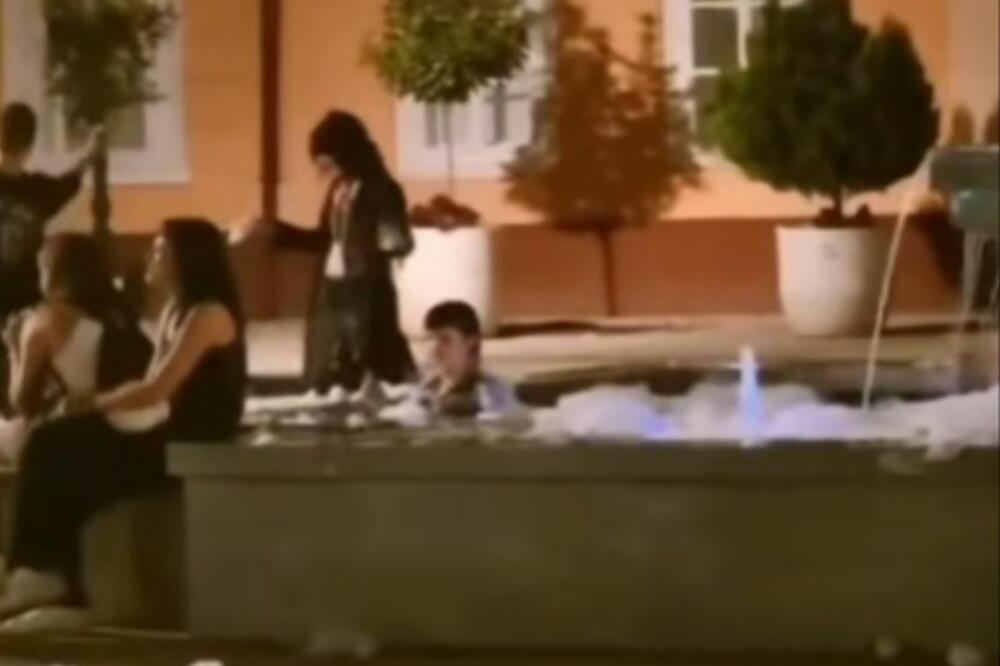 TINEJDŽERI U NOVOM SADU NAPRAVILI PENA PARTI U FONTANI ISPRED KATOLIČKE CRKVE: Građani pobesneli i oštro OSUDILI