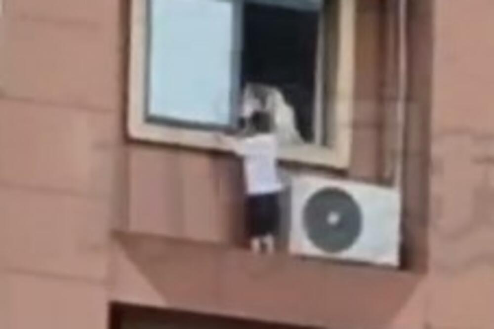 SNIMAK OD KOJEG SE DIŽE KOSA NA GLAVI: Dečak se igra na 5. spratu zgrade, prizor koji LED KRV U ŽILAMA (VIDEO)