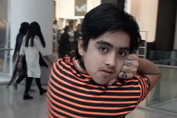 PAKISTANSKI DEČAK SOVA UZNEMIRIO INTERNET: Zbog OVOG što radi na SNIMKU mnogima neće biti dobro (VIDEO)