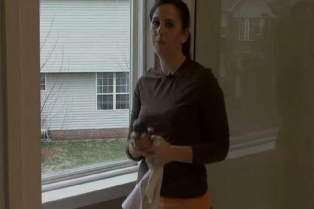 UZELA JE OVU MUŠKU STVAR KAKO BI OBRISALA PROZORE I BACILA U NEVERICU: Rezultat je bio PRAVI ŠOK (VIDEO)