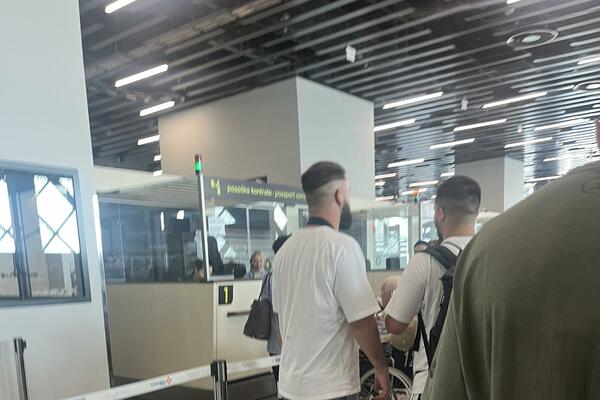 PAZI PAPARACO! ESPRESO UHVATIO POZNATOG MUŠKARCA: Klinke mu PADAJU PRED NOGE, svi ga ZNATE! (FOTO)