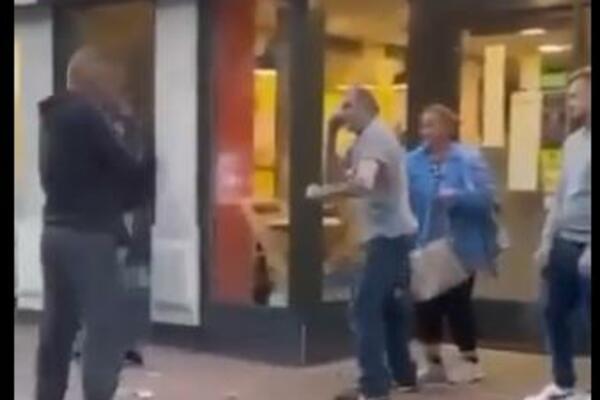 SNIMAK DEDE (92) KAKO NOKAUTIRAO DVOJICU MLADIĆA SE ŠIRI MREŽAMA: Razbio ga kao ZVEČKU, ALAL VERA (VIDEO)