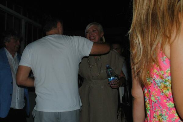 ESPRESO PAPARACO UHVATIO OLIVERU KOVAČEVIĆ NA DELU! Kog MUŠKARCA ona ovo GRLI? Vidi se da su BLISKI