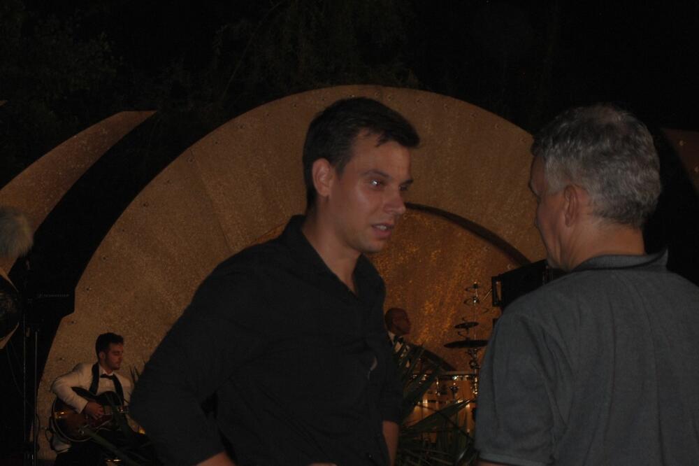 NAŠ GLUMAC PROMENIO IMIDŽ: Uživa sa devojkom u Italiji, pogledajte koliko su srećni zajedno FOTO