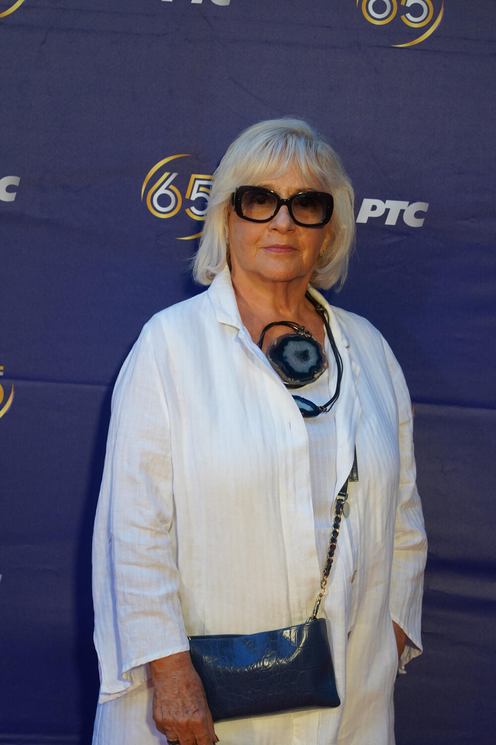 Ona je sinoć nosila ležernu lanenu haljinu, ali svi bruje o jednom detalju koji je ponela