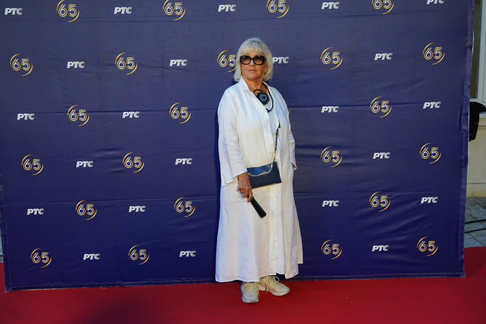 Ona je sinoć nosila ležernu lanenu haljinu, a preko i ogrtač koji je savršeno pristajao njenoj figuri 