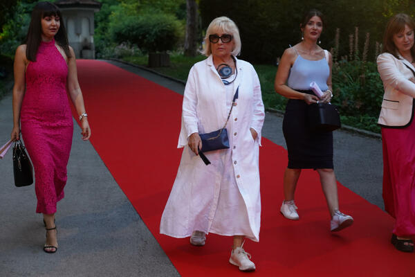 MIRA ADANJA POLAK SINOĆ BILA GLAVNA TEMA U GRADU: Svi pogledi uprti ka VODITELJKI, trljaćete OČI KAD VIDITE OVO