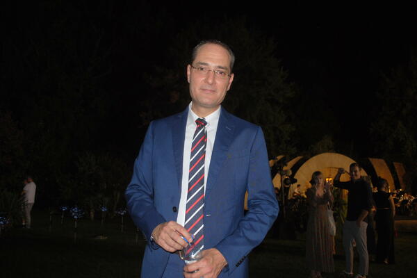 ŽENE VOLE DA GA VIDE U DNEVNIKU, JEDINI MUŠKARAC KOJI NA RTS-u ČITA VESTI: Jednu stvar SIGURNO niste znali o njemu