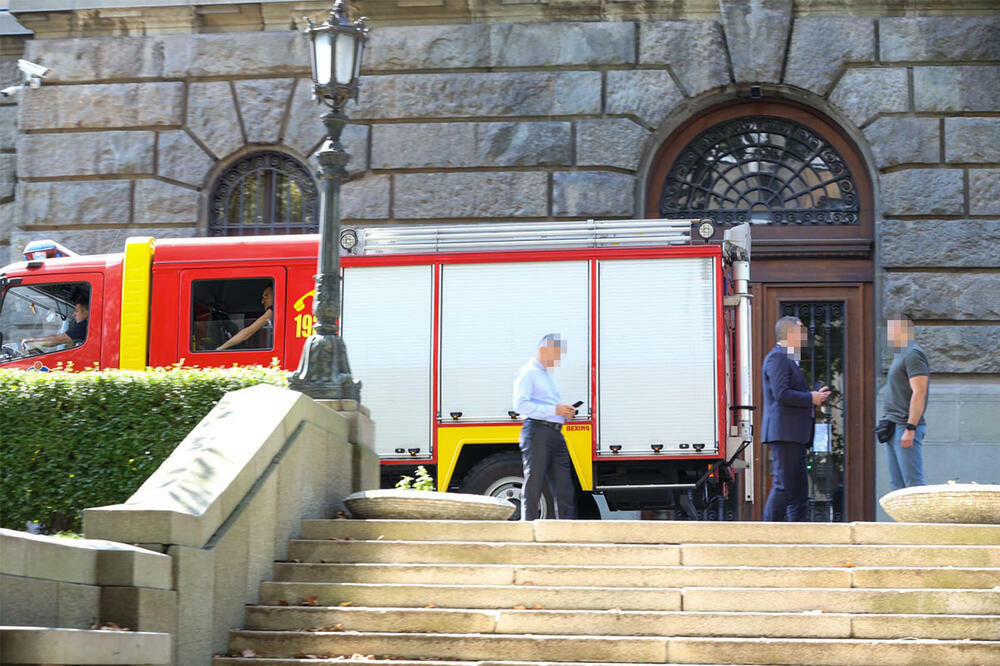 STRAVIČNI DETALJI TRAGEDIJE U SKUPŠTINI: Radnik gurnuo glavu u okno pa pogrešio PREKIDAČ