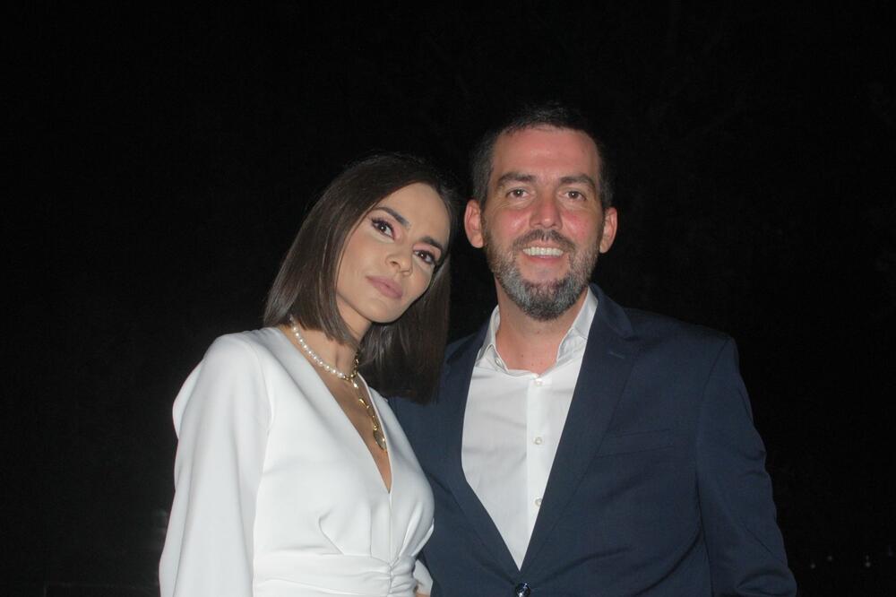 KAO DA SU IZ HOLIVUDA STIGLI! ONI NISU SAMO KOLEGE, VEĆ I BRAČNI PAR: Voditelji RTS-a ZASIJALI, ona BOGINJA LEPOTE